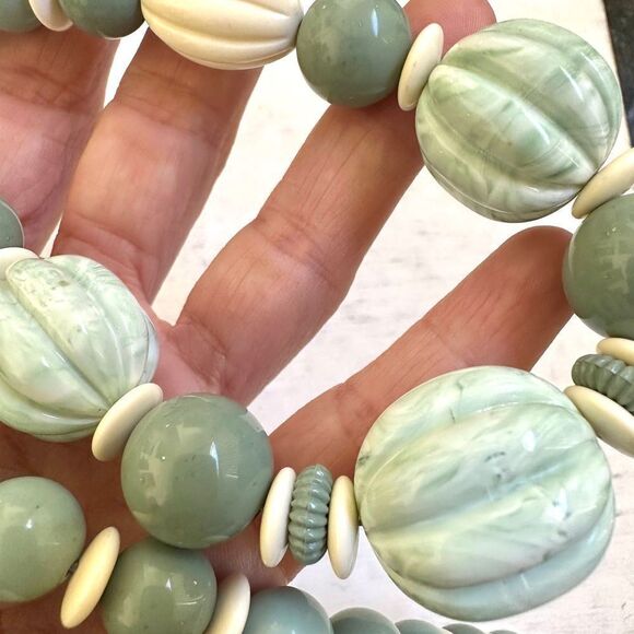 Avon vintage burst of spring green chunky beaded necklace - Picture 9 of 10